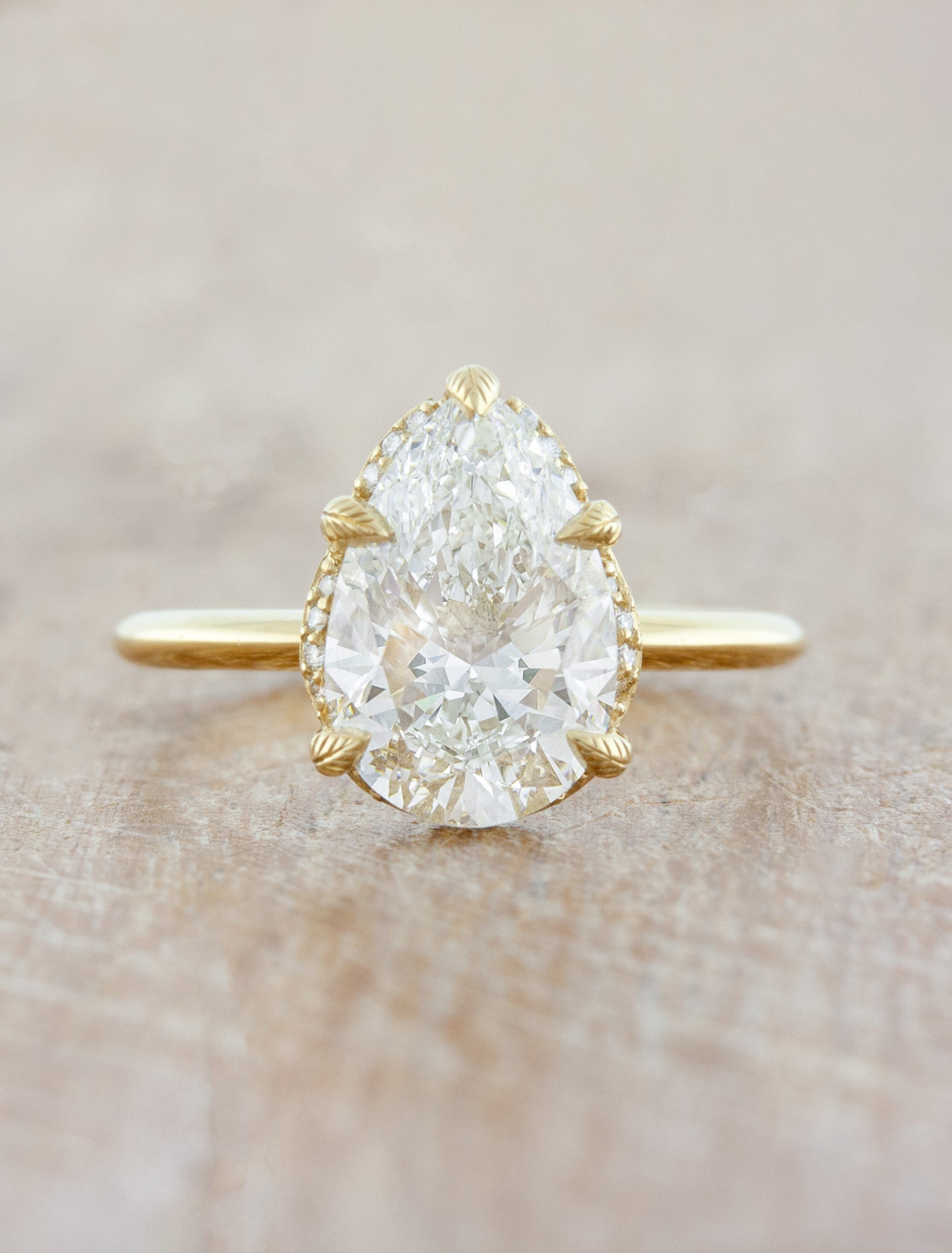Pear shaped diamond ring gold Clearance