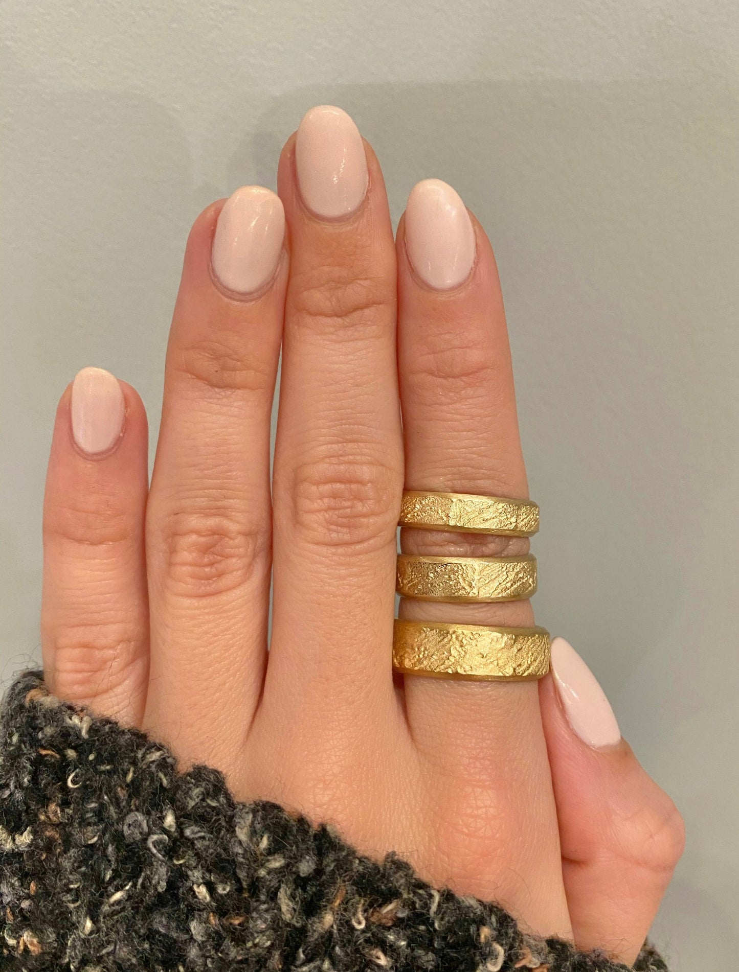 caption:Shown in different widths