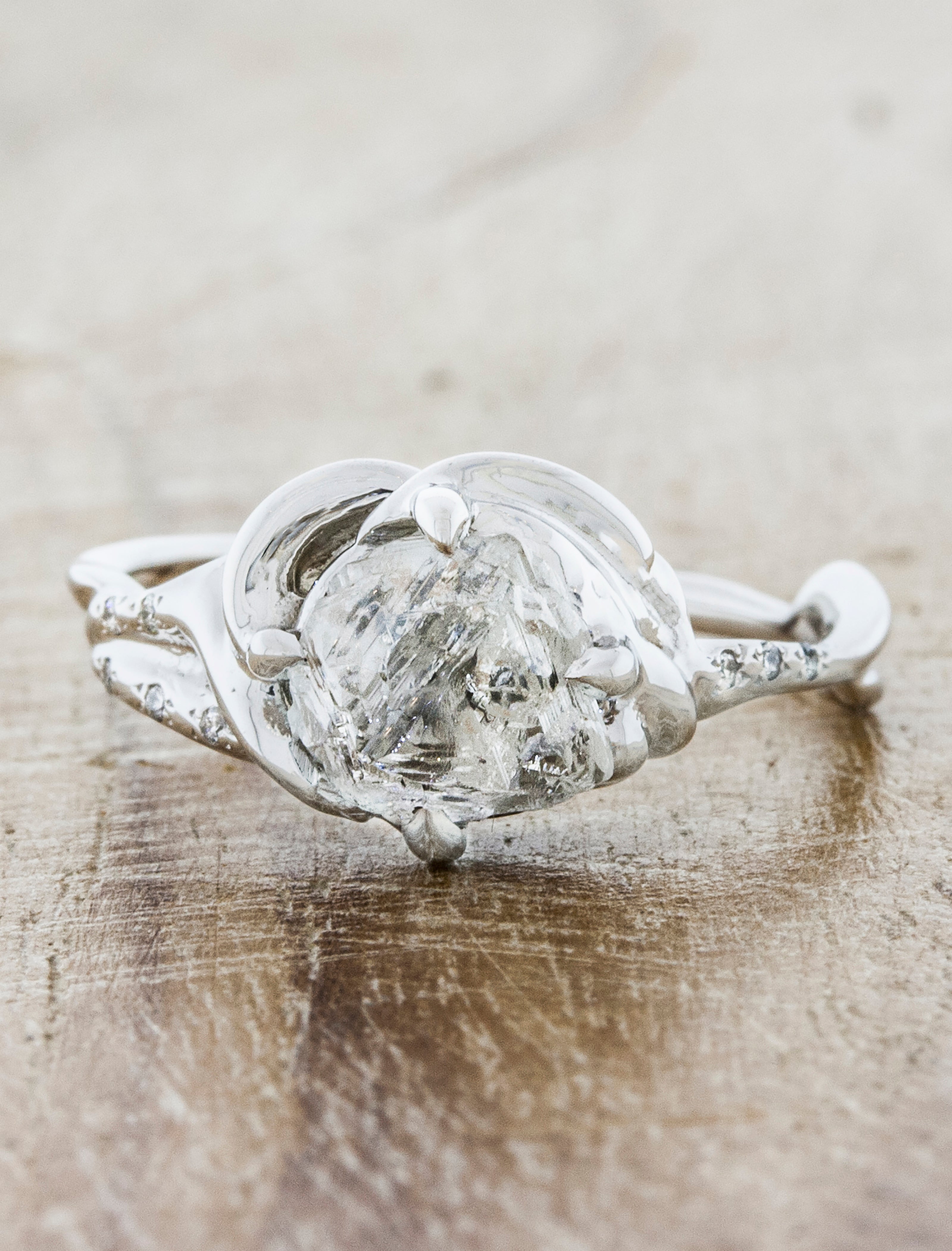 begrijpen rand waarschijnlijkheid Daya Rough: Sculptural Split-Shank Rough Diamond Ring | Ken & Dana