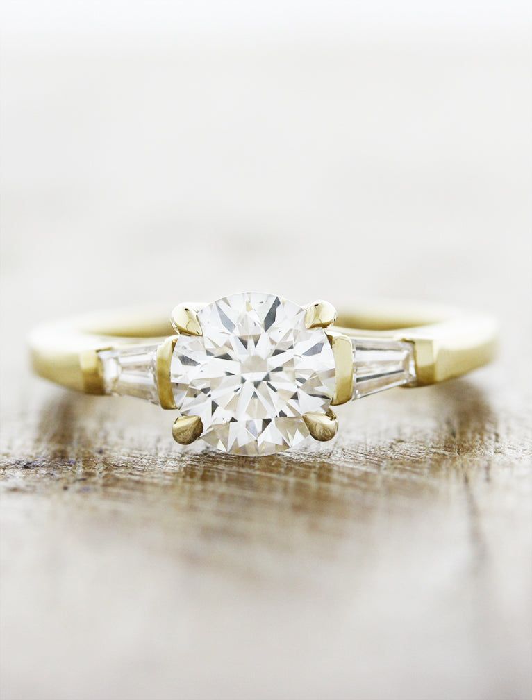 Round diamond with baguettes yellow gold Clearance