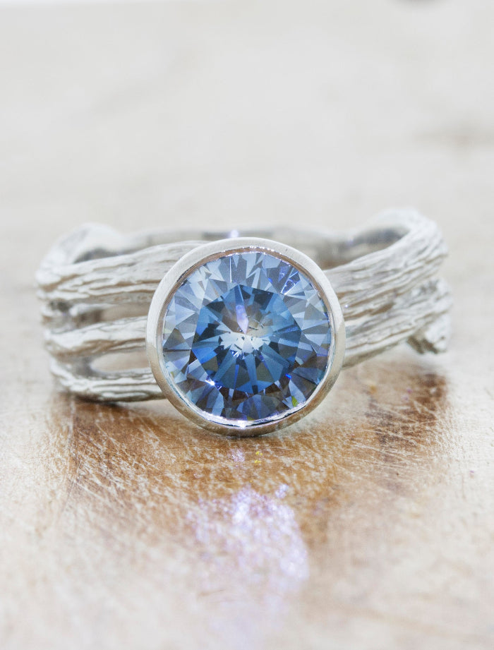 caption:Customized with a bezel setting