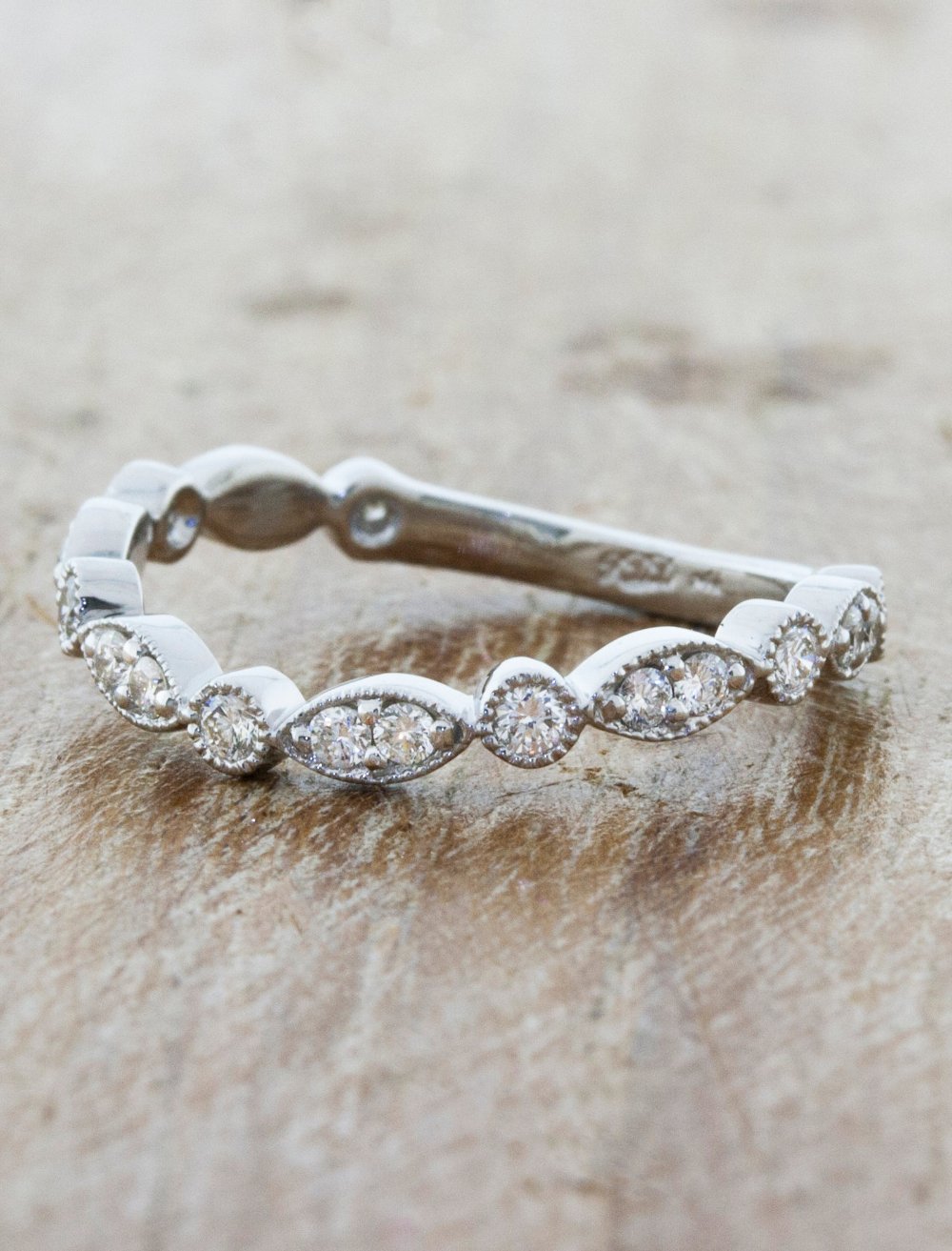 caption:Customized with curved band