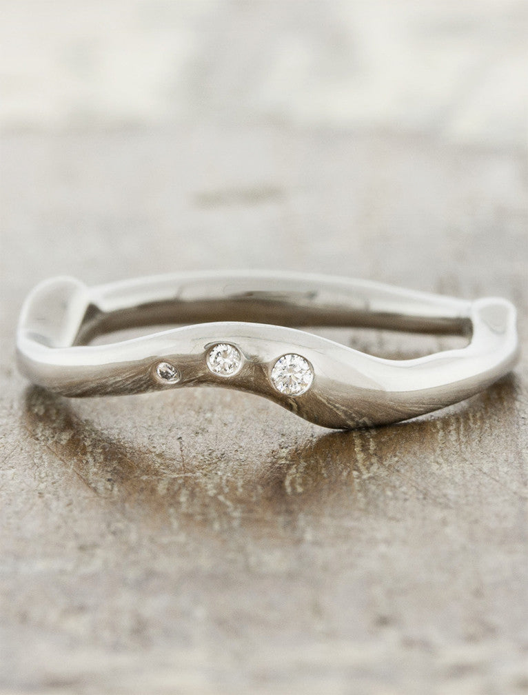 caption:Customized with fewer diamonds