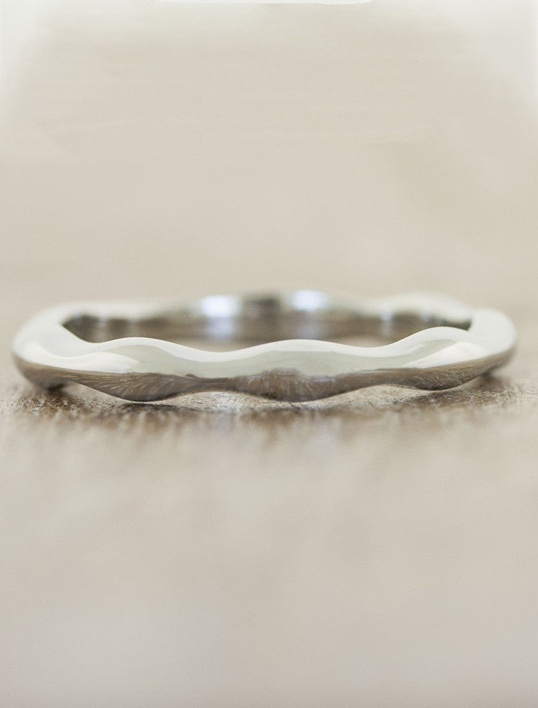 caption:Shown in platinum, no diamonds