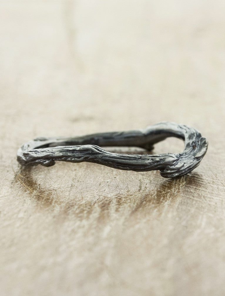 caption:Customized with black rhodium plating