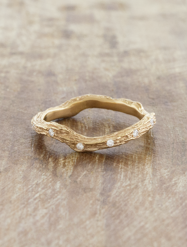 caption:Diamond variation set with 8 stones in 18k rose gold 