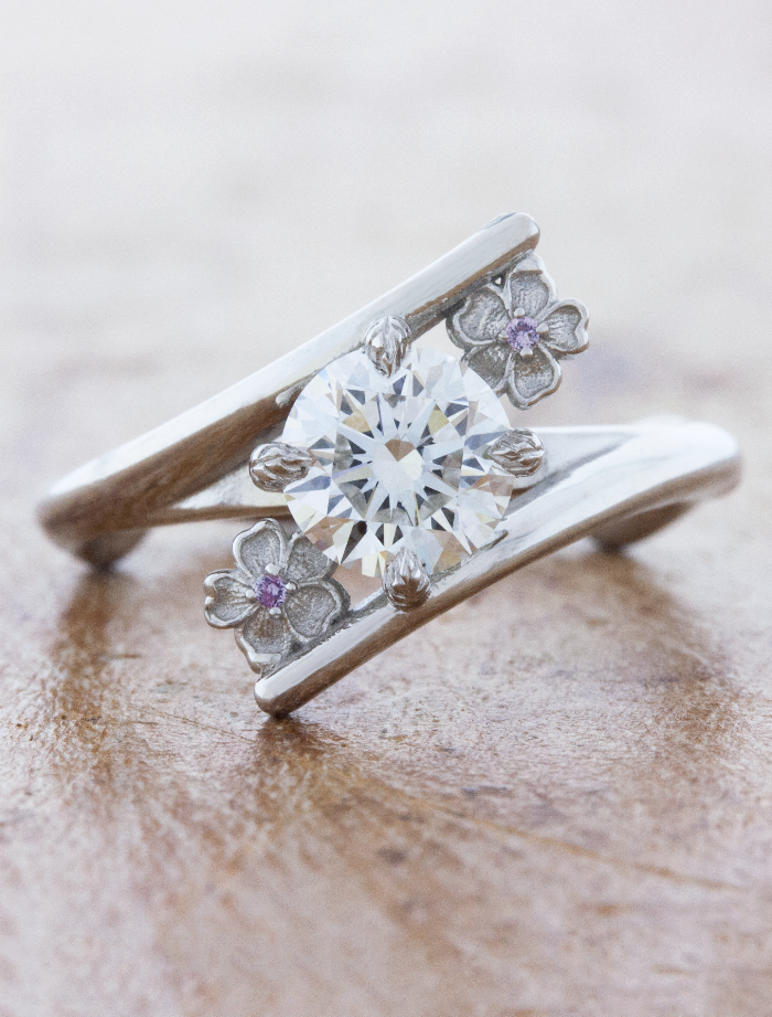 caption:Shown with 1ct round diamond in platinum