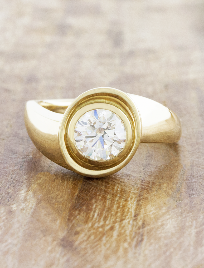 caption:Shown with 1ct round cut in 14k yellow gold 