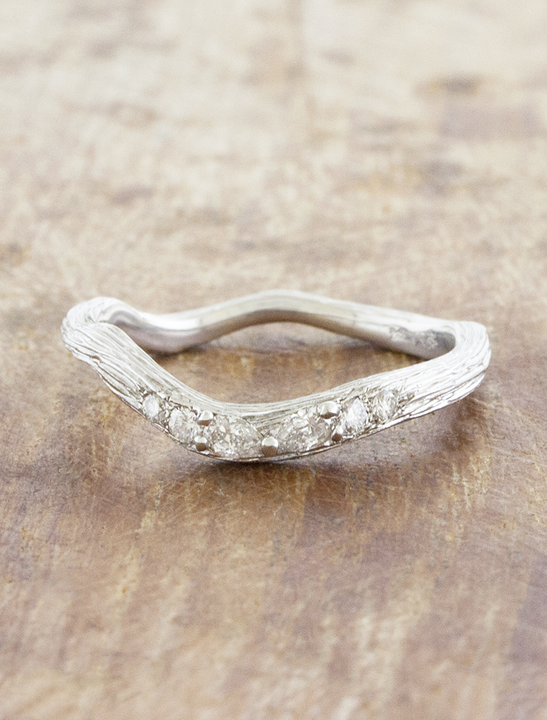 caption:Isle shown with 1.5ct pear in 14k white gold