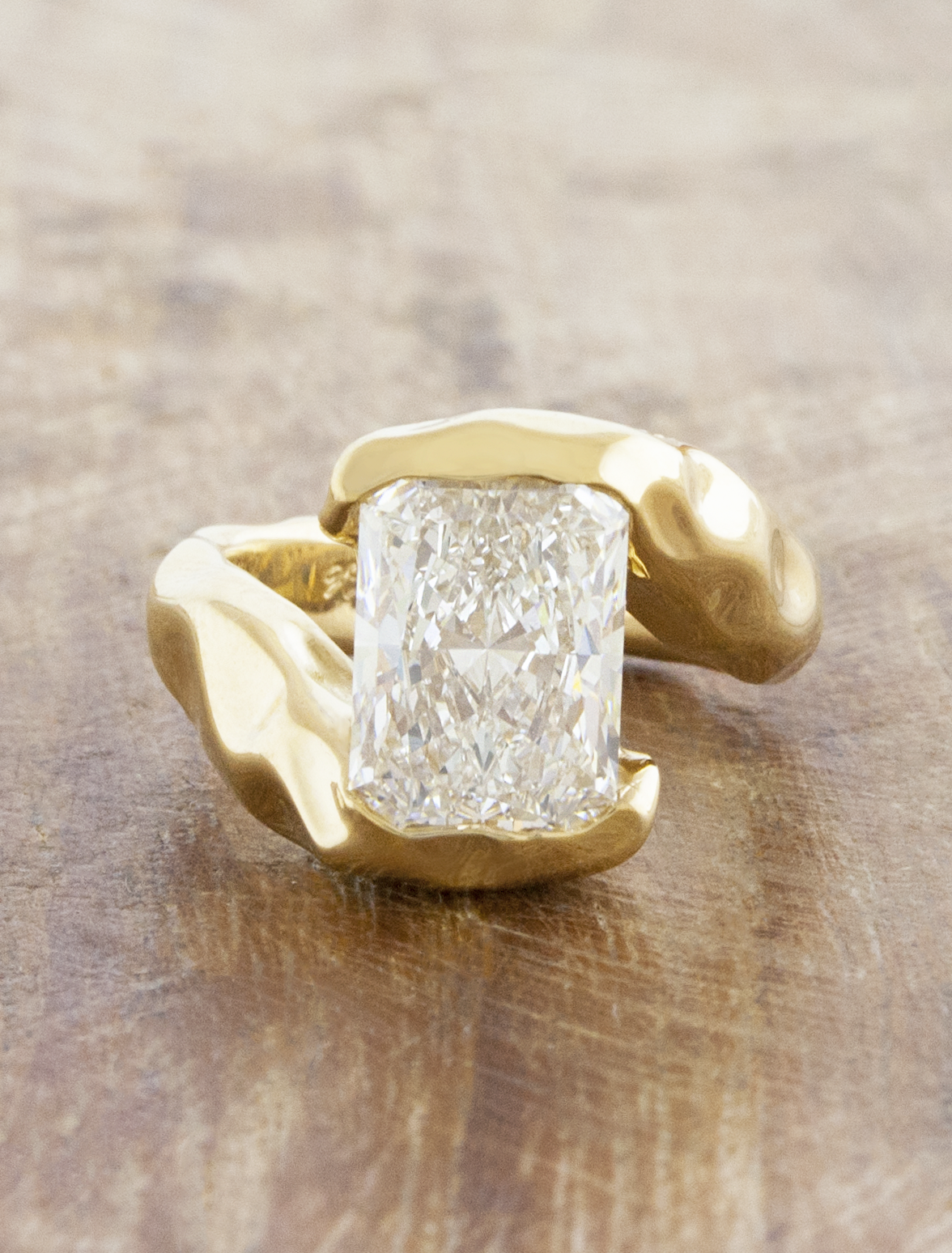 caption:Shown with a 2.5ct radiant cut diamond in 18k yellow gold 