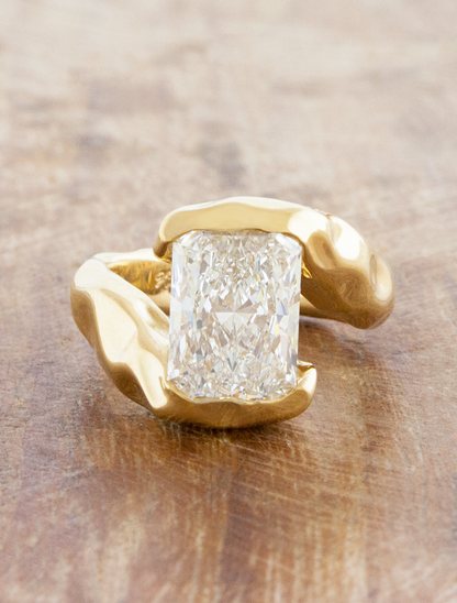 caption:Shown with a 2.5ct radiant cut diamond in 18k yellow gold 