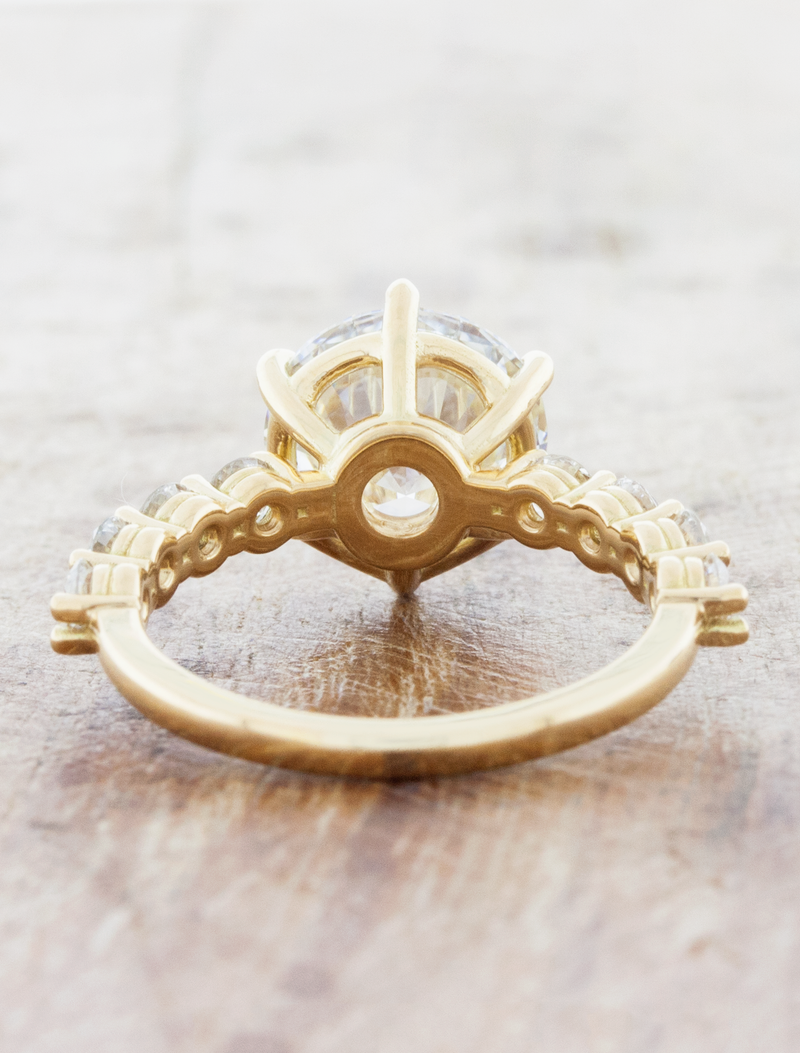 caption:4ct round cut diamond