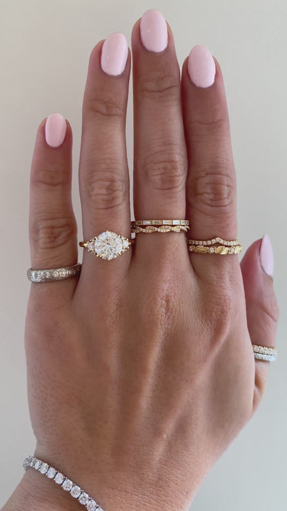 caption:Shown with 2.5ct round in 18k yellow gold