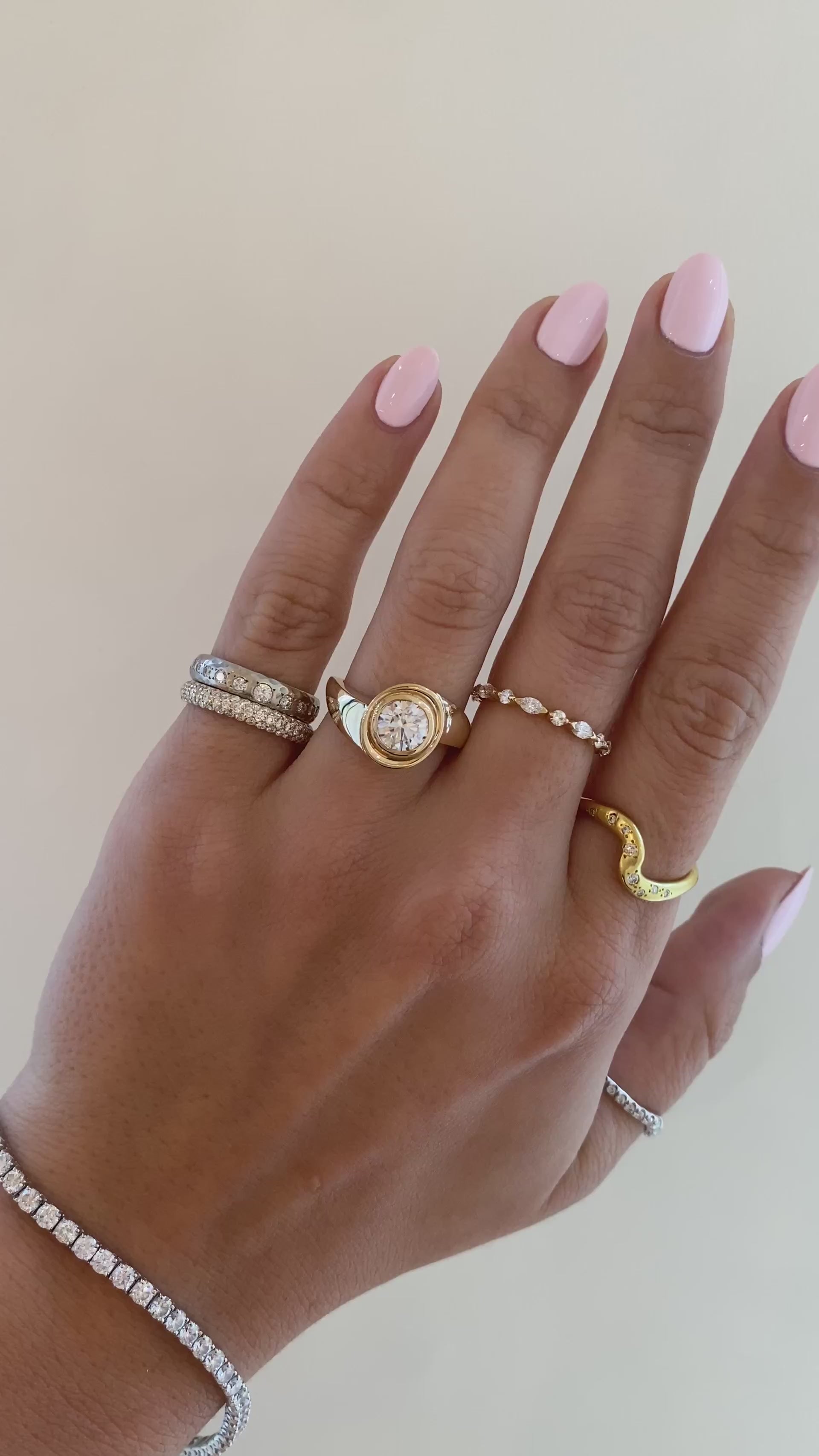 caption:Shown with 1ct round cut in 14k yellow gold 