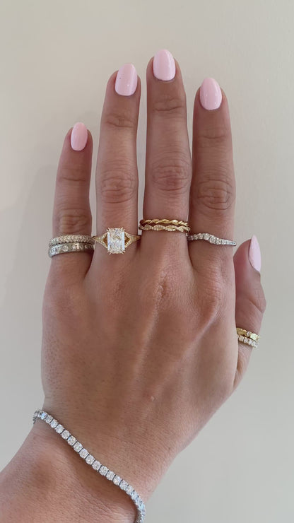 caption:Shown with 2.5ct radiant cut in 18k yellow gold
