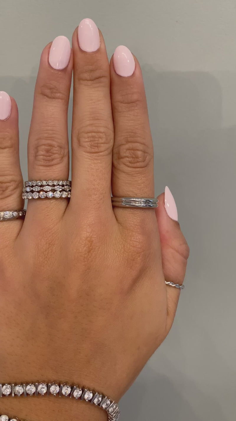caption:Shown in 4mm width in platinum
