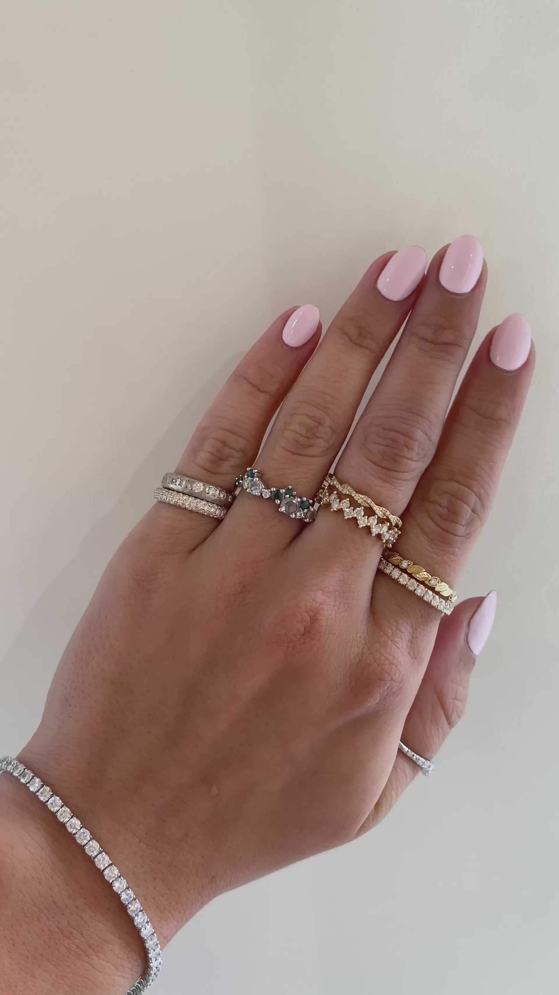 caption: Vesabe shown in white metal