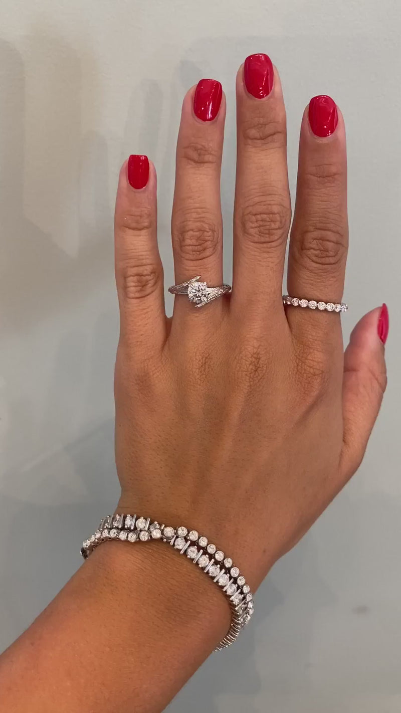 caption:Shown with 0.9ct round diamond in platinum