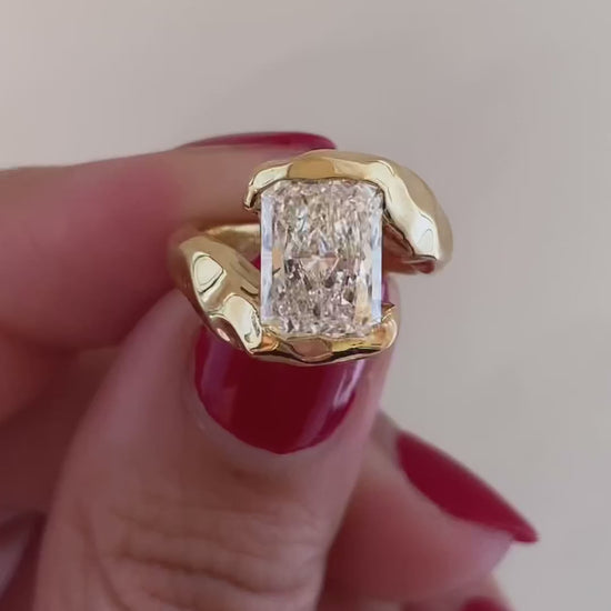 caption:Shown with a 2.5ct radiant cut diamond in 18k yellow gold 