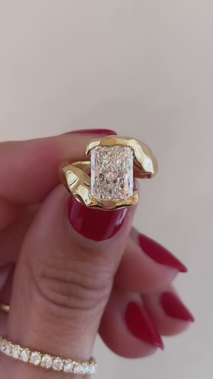 caption:Shown with a 2.5ct radiant cut diamond in 18k yellow gold 