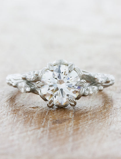 caption:Shown with 1ct round diamond in platinum