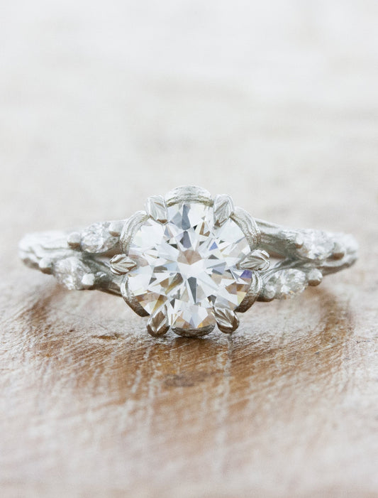 caption:Shown with 1ct round diamond in platinum