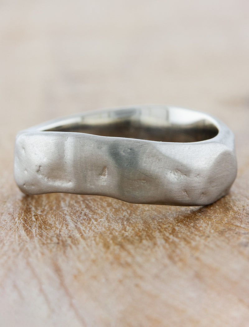 caption:Shown in 5mm width in platinum, satin finish