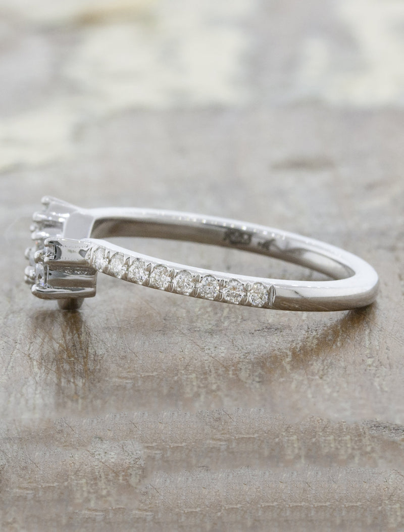 Intricate Wedding Ring with Round Diamond Clusters 