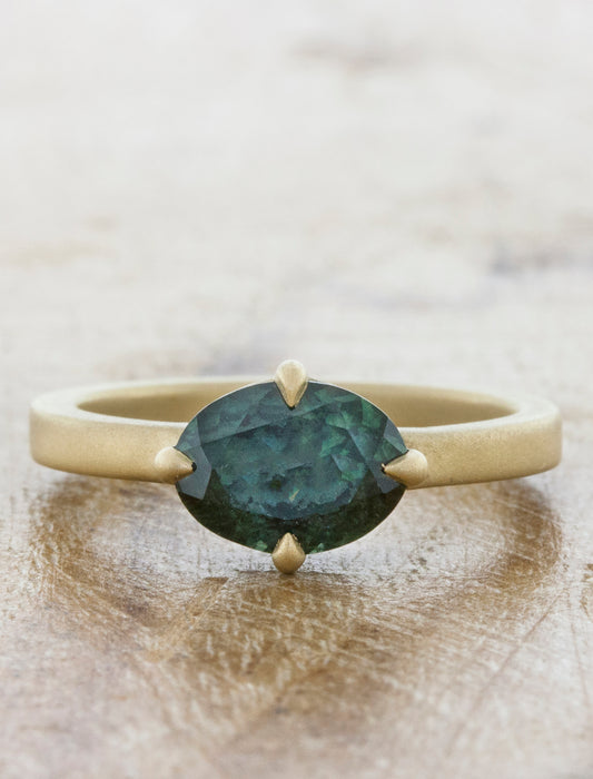 Simple & Classic Oval Sapphire in Yellow Gold