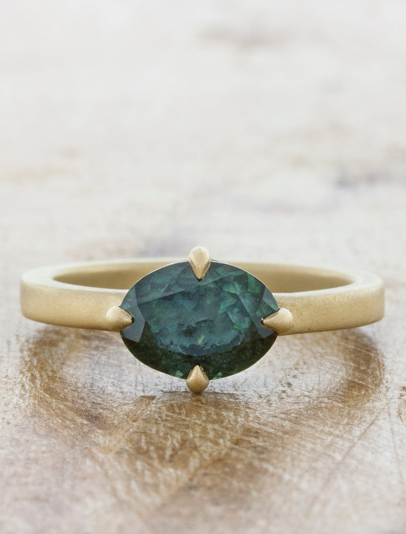 Simple & Classic Oval Sapphire in Yellow Gold