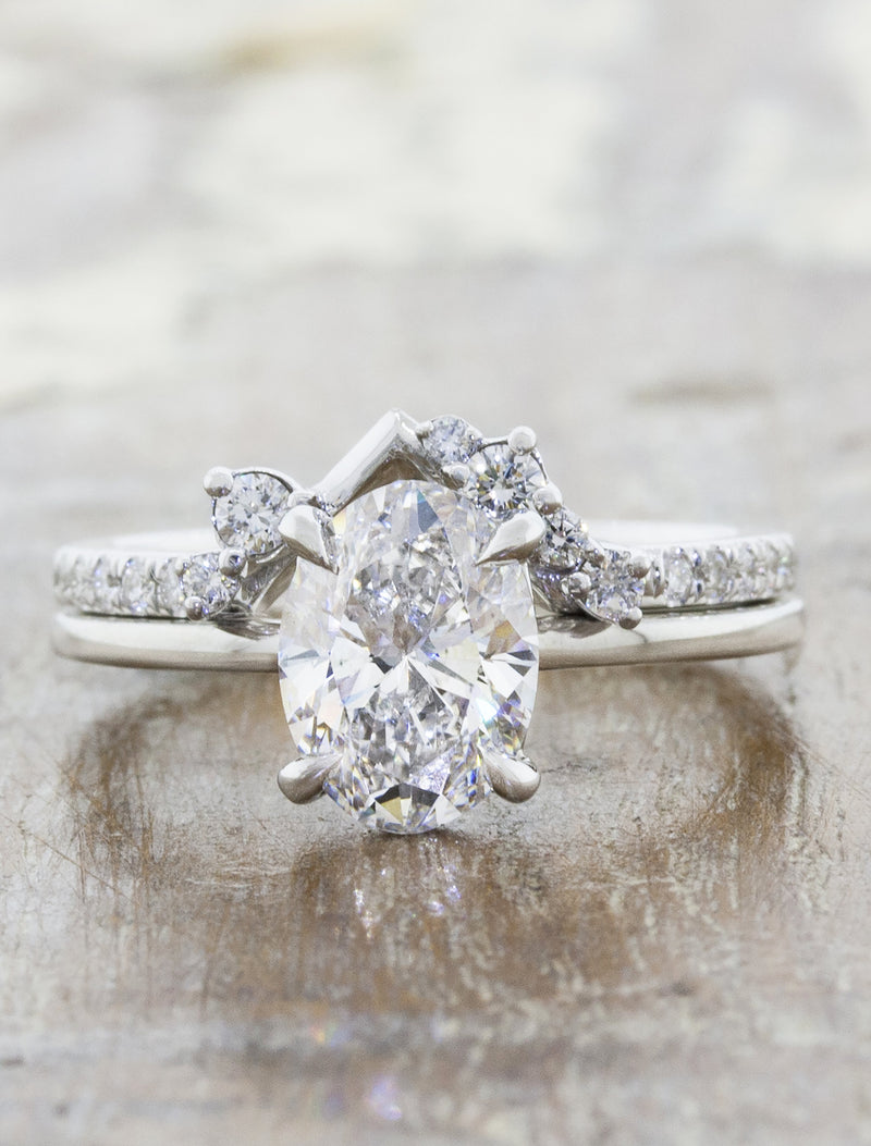 Intricate Wedding Ring with Round Diamond Clusters 
