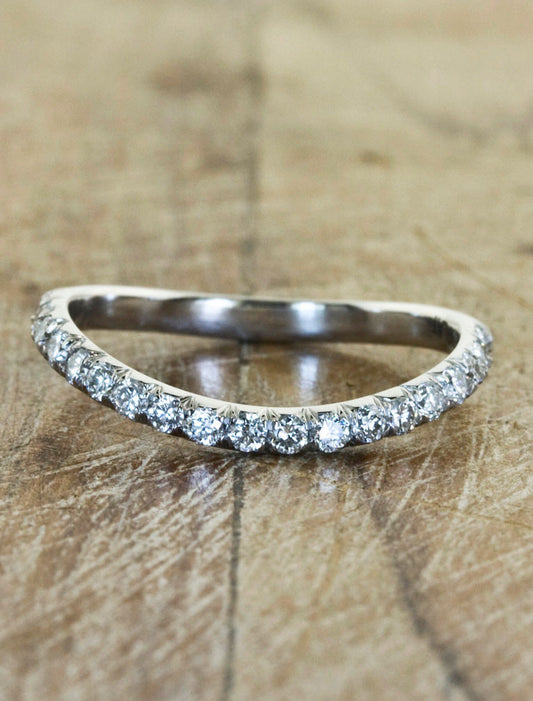 caption:Shown in 2mm width in platinum