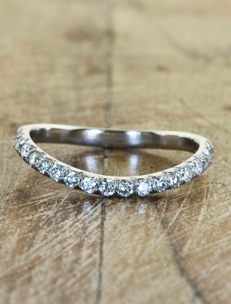 caption:Shown in 2mm width in platinum