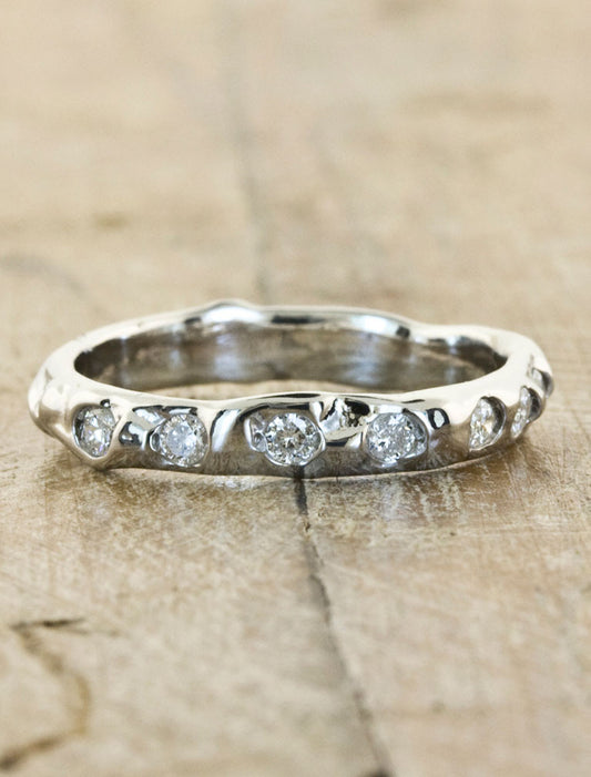 caption:Shown in platinum, polished finish