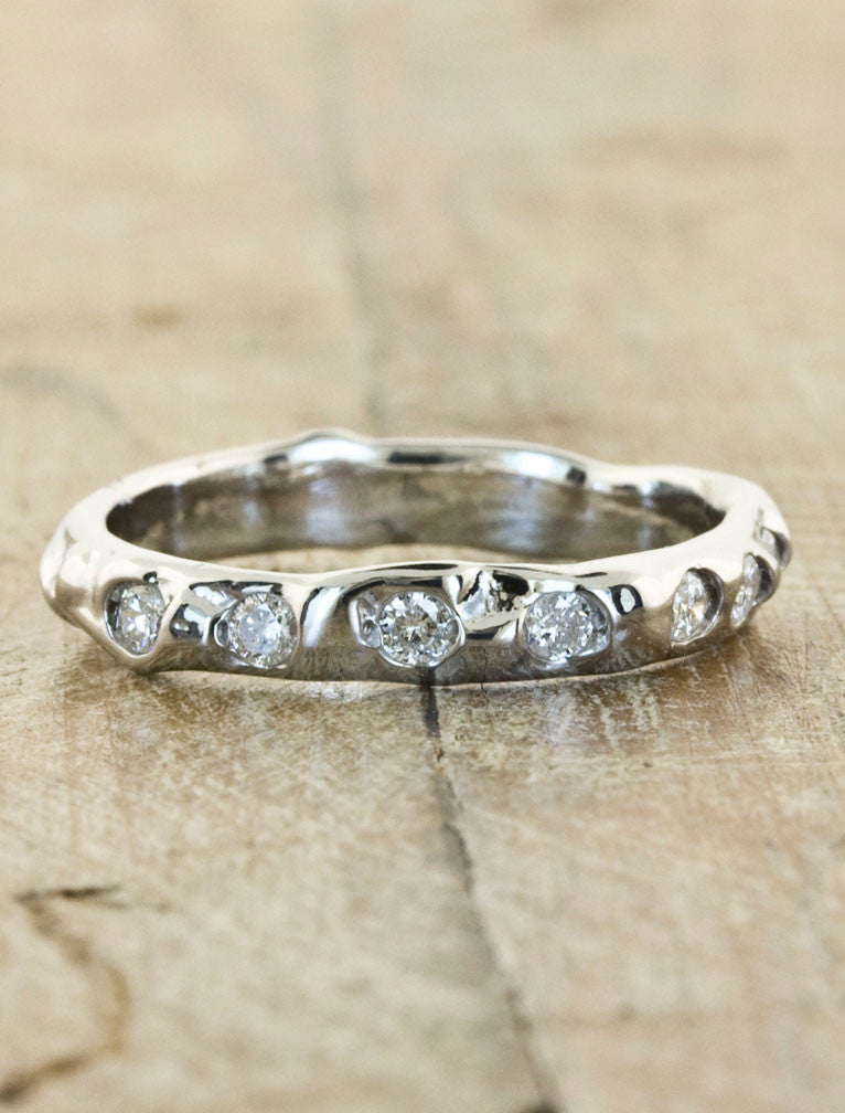 caption:Shown in platinum, polished finish