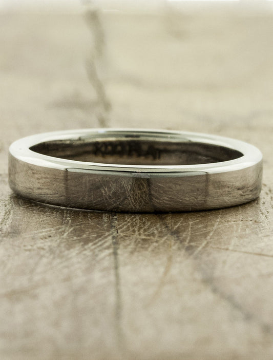 caption:Shown in platinum, polished finish