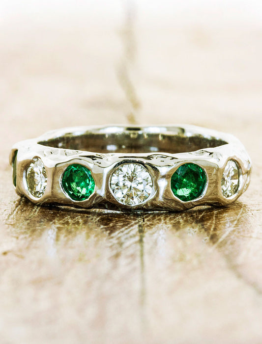 caption:Shown in platinum, polished finish
