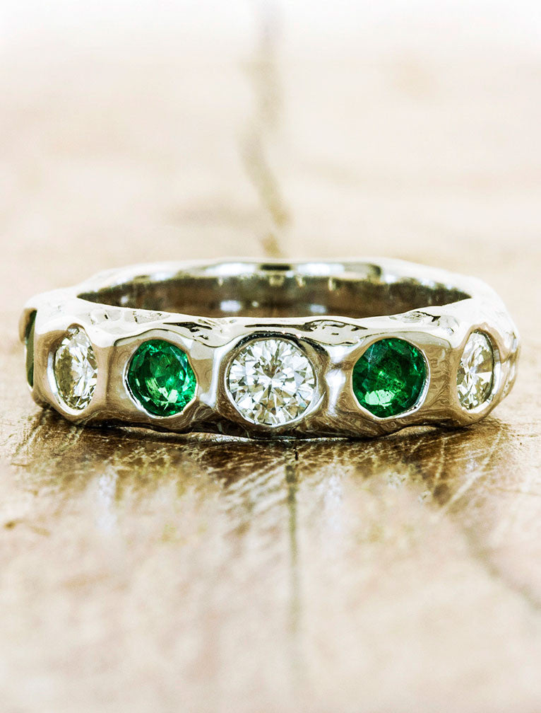 caption:Shown in platinum, polished finish