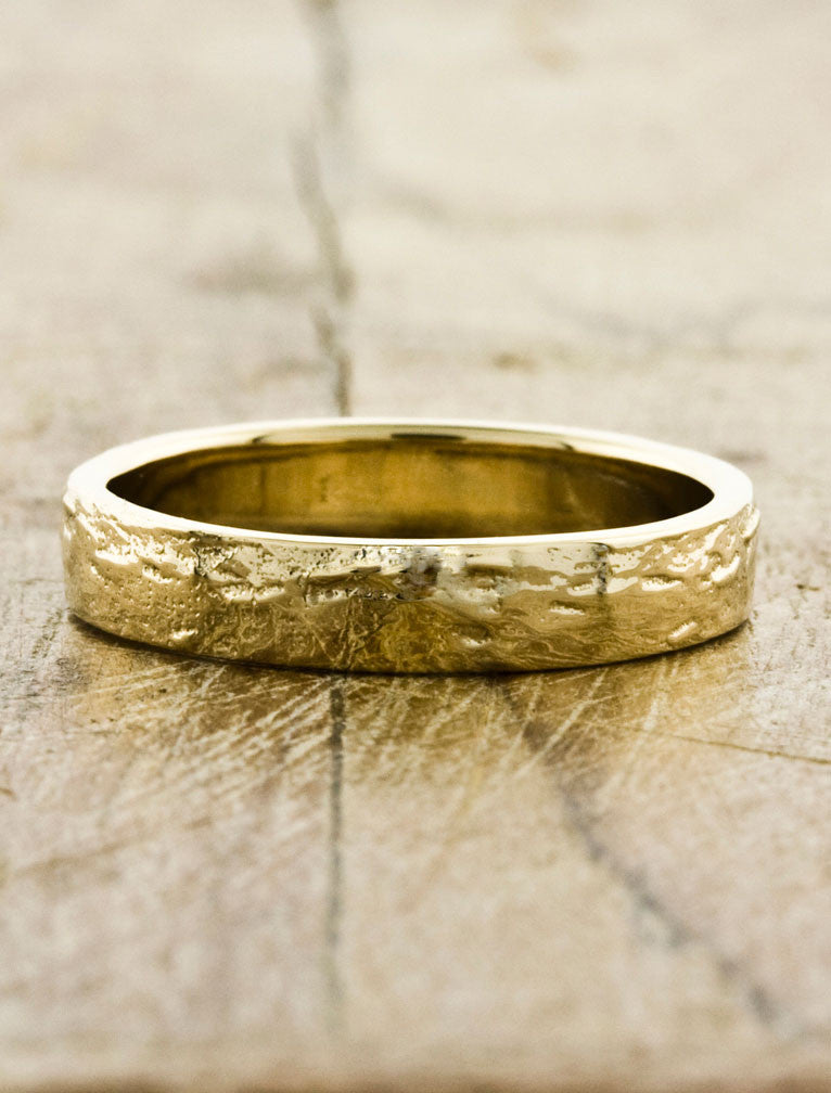 caption:Shown in yellow gold, polished finish