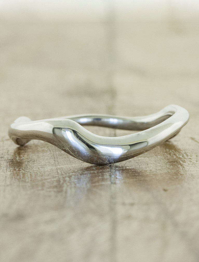 caption:Shown in platinum, no diamonds