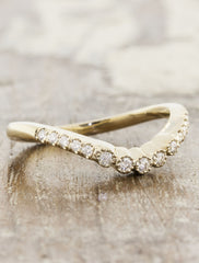 v-shaped round diamond wedding band - yellow gold