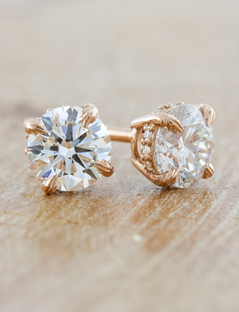 caption:Customized with leaf prongs in 14k rose gold