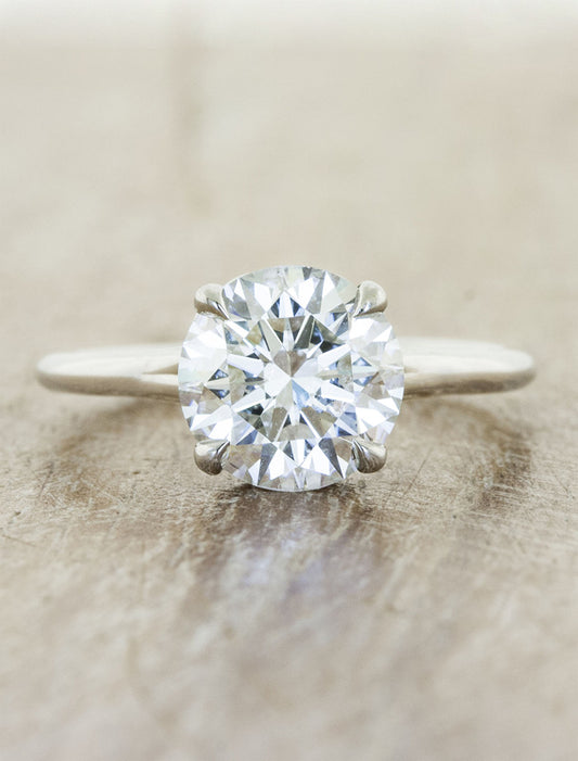 caption:Shown with 1ct round diamond in platinum 