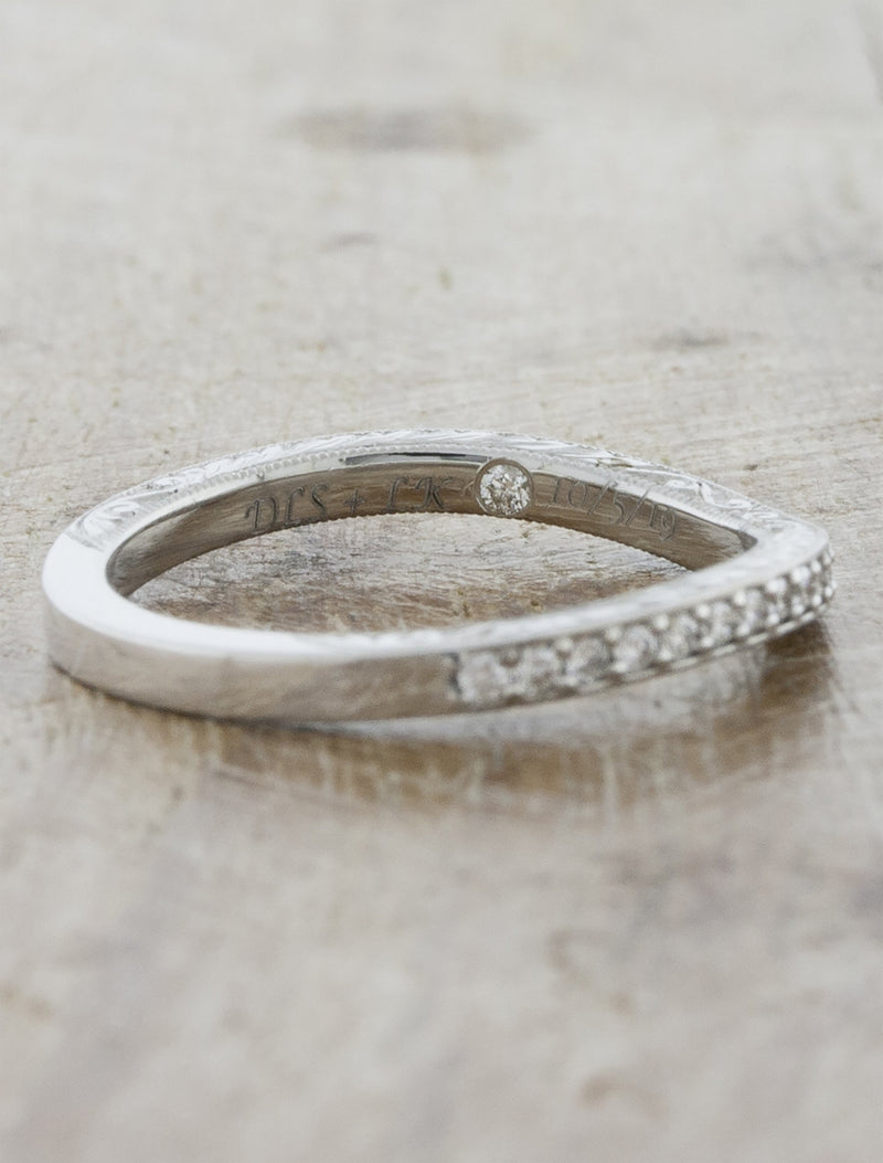 caption:Customized with diamond set inside the band