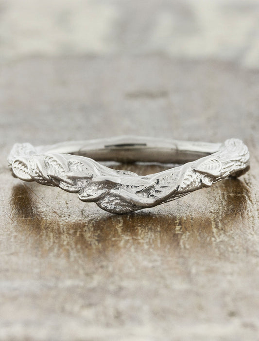 contoured, layered leaf design weding ring