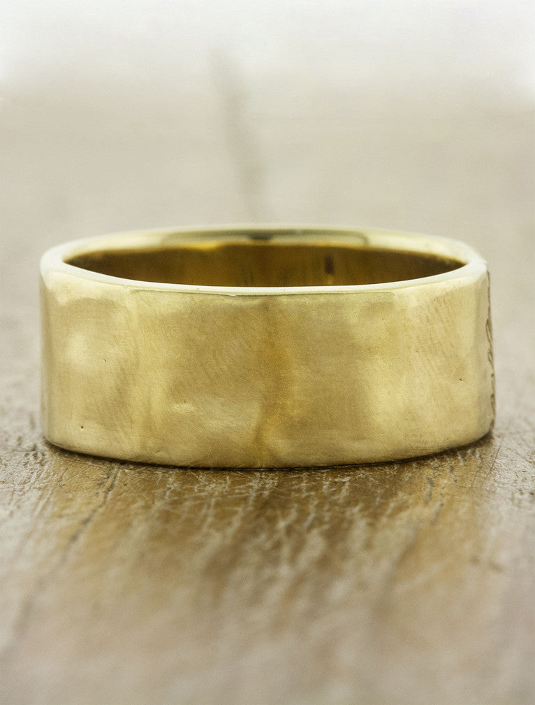 caption:Shown in yellow gold, satin finish