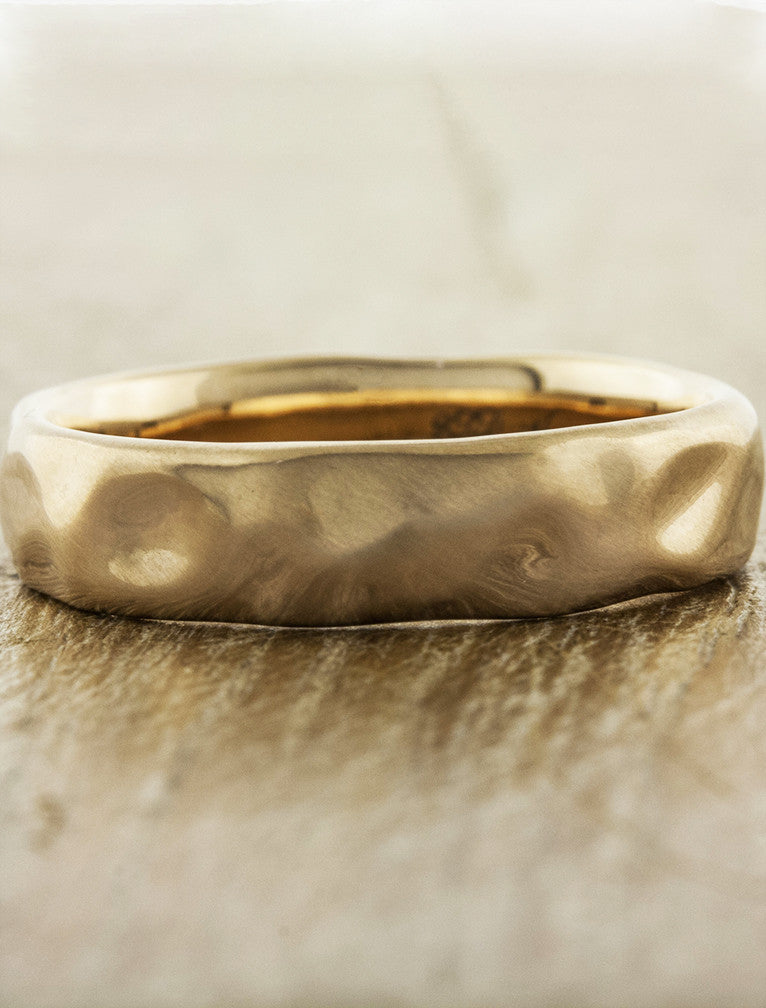 caption:Shown in 18k rose gold, satin finish
