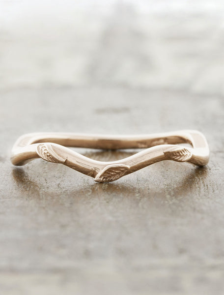 nature-inspired wavy wedding band with leaf accents