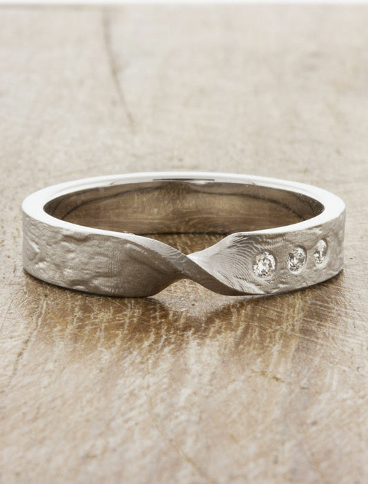 caption:Shown in 14k white gold