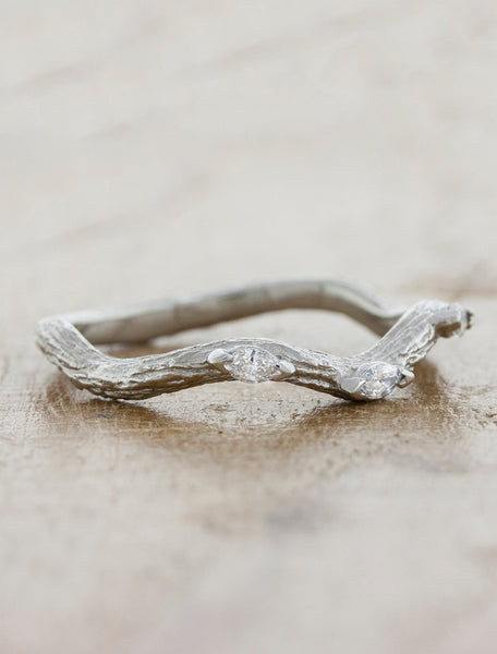 caption:nature inspired curved wedding band in platinum